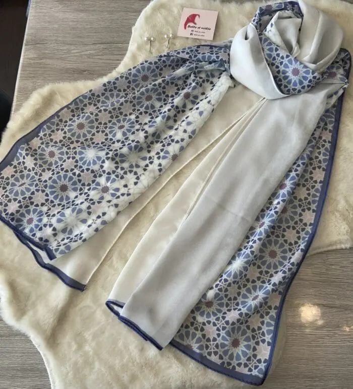 ‏Hijab imprimé en crêpe - Arabesques d'Orient (Collection Mystères d'Orient) – Image 3