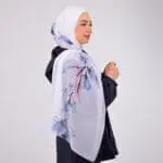 Hijab imprimé en crêpe Belle et Voilée by Nisreen, avec des motifs de fleurs délicates, alliant élégance, finesse et qualité exceptionnelle. Fabrication syrienne. Dimensions : 65 x 180 cm