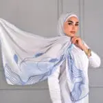 Hijab imprimé en crêpe Belle et Voilée by Nisreen, avec des motifs de roseaux bleus, alliant élégance, finesse et qualité exceptionnelle. Fabrication syrienne. Dimensions : 65 x 180 cm