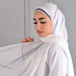 Hijab imprimé en crêpe – Lignes d'Océan (collection Rayures Douces) – Image 2