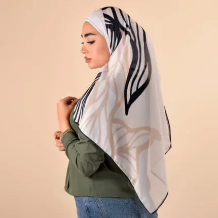 Hijab imprimé en crêpe Belle et Voilée by Nisreen, avec des motifs de lignes et de courbes colorés et délicates, alliant élégance, finesse et qualité exceptionnelle. Fabrication syrienne. Dimensions : 65 x 180 cm