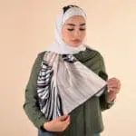 Hijab imprimé en crêpe – Lignes de Sable (collection Rayures Douces) – Image 2