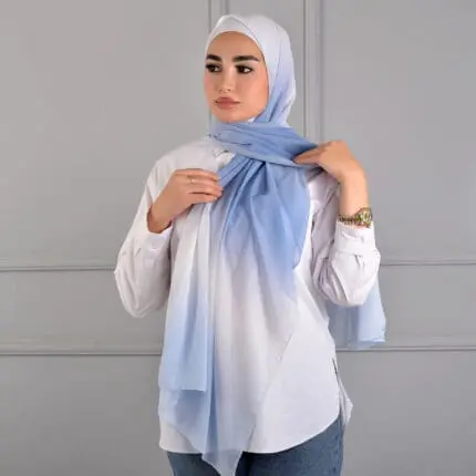 Hijab imprimé en crêpe Belle et Voilée by Nisreen, avec un dégradé bleu inspiré des aurores boréales, léger, fluide et élégant, parfait pour un style raffiné. Fabrication syrienne. Dimensions : 65 x 180 cm