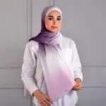 Hijab imprimé en crêpe Belle et Voilée by Nisreen, avec un dégradé violet inspiré des aurores boréales, léger, fluide et élégant, parfait pour un style raffiné. Fabrication syrienne. Dimensions : 65 x 180 cm