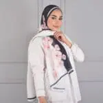 Hijab imprimé en crêpe - Éclat de Roses (collection Fleurs de Printemps) – Image 2