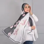 Hijab imprimé en crêpe Belle et Voilée by Nisreen, avec des motifs de roses, alliant élégance, finesse et qualité exceptionnelle. Fabrication syrienne. Dimensions : 65 x 180 cm