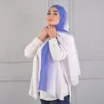 Hijab imprimé en crêpe - Harmonie Bleue et Violette (Collection Aurores Boréales) – Image 3