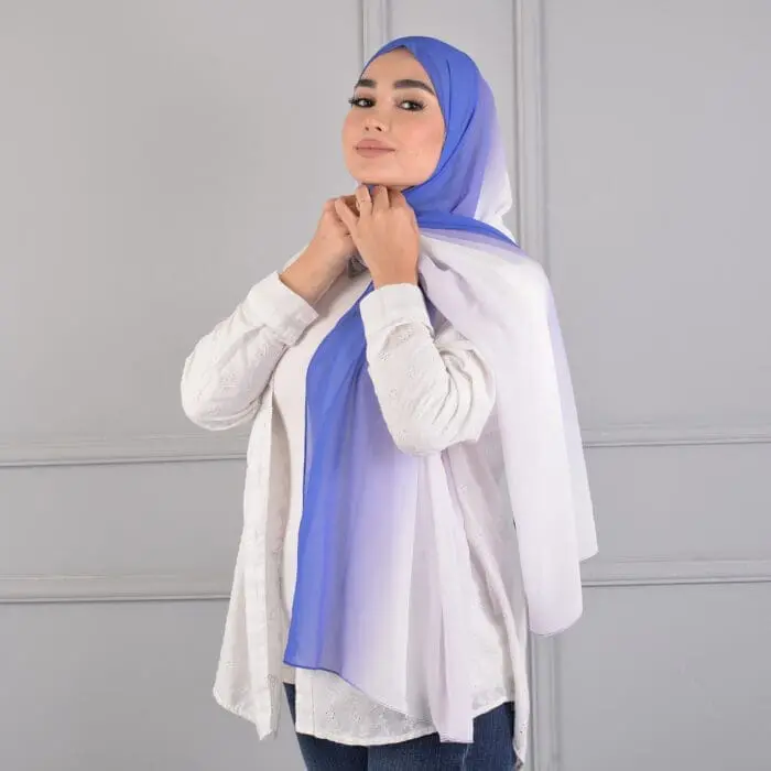 Hijab imprimé en crêpe - Harmonie Bleue et Violette (Collection Aurores Boréales) – Image 3