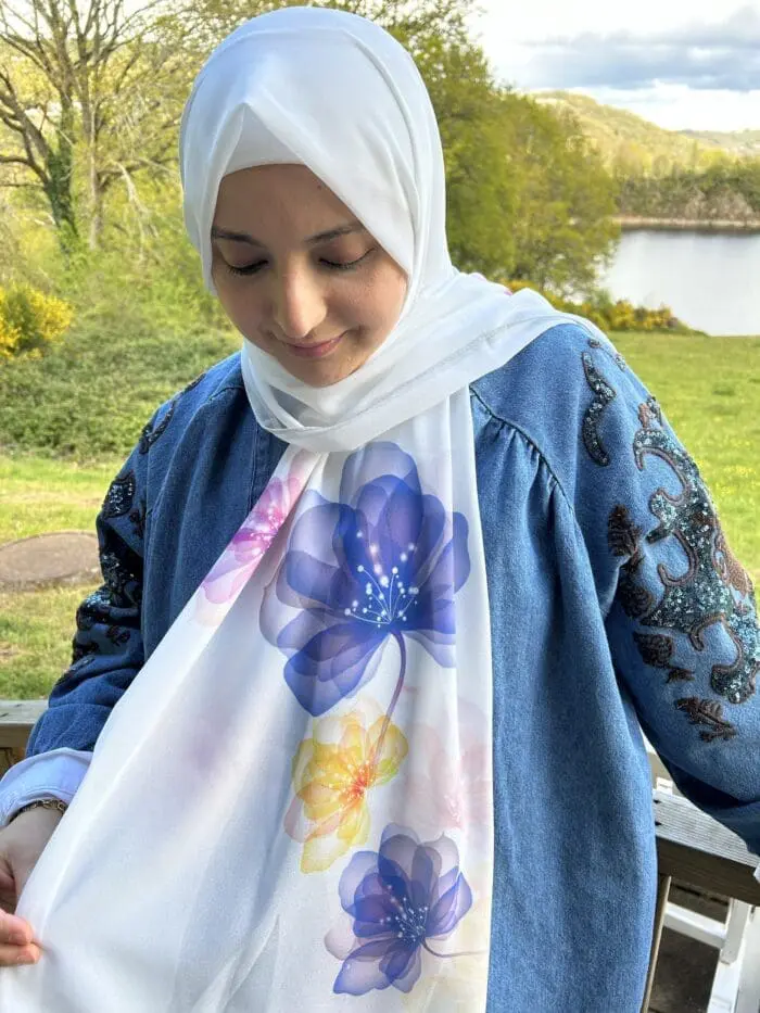 Hijab imprimé en crêpe - Éclosion Majestueuse (collection Fleurs de Printemps) – Image 2