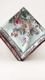 Hijab Carré en satin aux motifs fleuris – Nature Orientale – Image 3