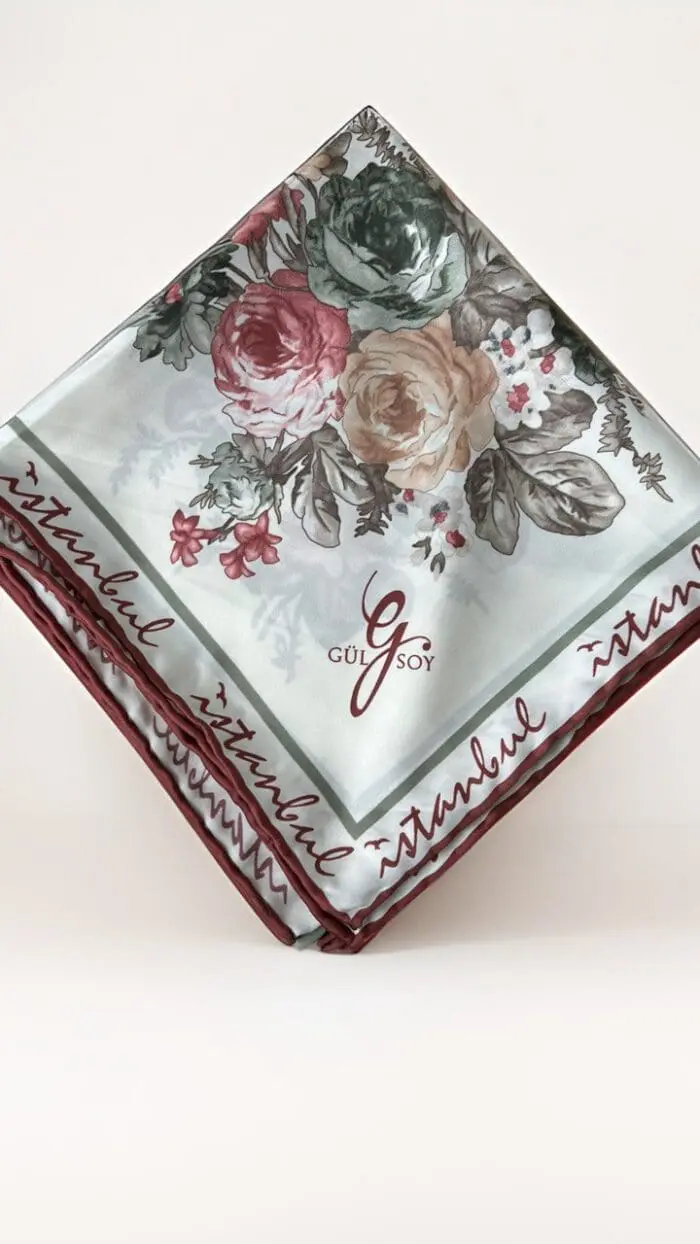 Hijab Carré en satin aux motifs fleuris – Nature Orientale – Image 3