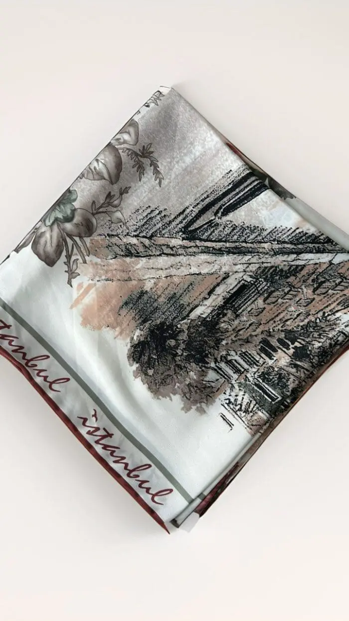 Hijab Carré en satin aux motifs fleuris – Nature Orientale – Image 4