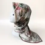 Hijab carré en satin avec motifs fleuris, 89x89 cm, fabriqué en Turquie. Vendu par Belle et Voilée.