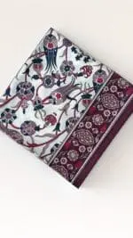 Hijab Carré en satin aux motifs fleuris – Douceur Orientale – Image 4