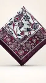 Hijab Carré en satin aux motifs fleuris – Douceur Orientale – Image 3