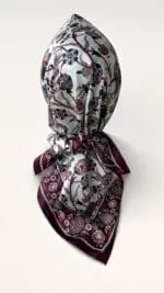 Hijab Carré en satin aux motifs fleuris – Douceur Orientale – Image 2