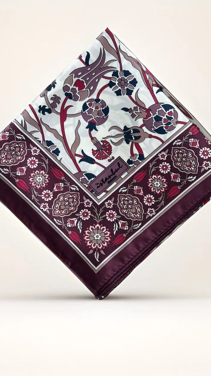 Hijab Carré en satin aux motifs fleuris – Douceur Orientale – Image 3
