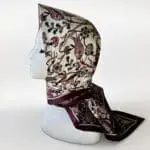 Hijab carré en satin aux motifs fleuris, 89x89 cm, fabriqué en Turquie. Vendu par Belle et Voilée.