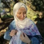 Hijab imprimé en crêpe Belle et Voilée by Nisreen, avec des motifs de fleurs délicates, alliant élégance, finesse et qualité exceptionnelle. Fabrication syrienne. Dimensions : 65 x 180 cm