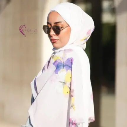 Hijab imprimé en crêpe Belle et Voilée by Nisreen, avec des motifs de roses, alliant élégance, finesse et qualité exceptionnelle. Fabrication syrienne. Dimensions : 65 x 180 cm