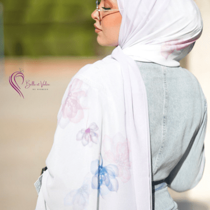 Hijab imprimé en crêpe Belle et Voilée by Nisreen, avec des motifs de fleurs délicates, alliant élégance, finesse et qualité exceptionnelle. Fabrication syrienne. Dimensions : 65 x 180 cm