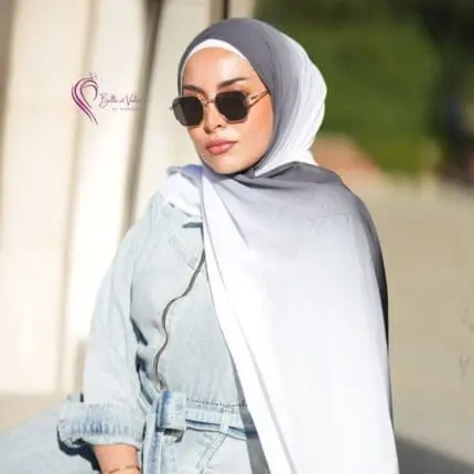 Hijab imprimé en crêpe Belle et Voilée by Nisreen, avec un dégradé noir inspiré des aurores boréales, léger, fluide et élégant, parfait pour un style raffiné. Fabrication syrienne. Dimensions : 65 x 180 cm