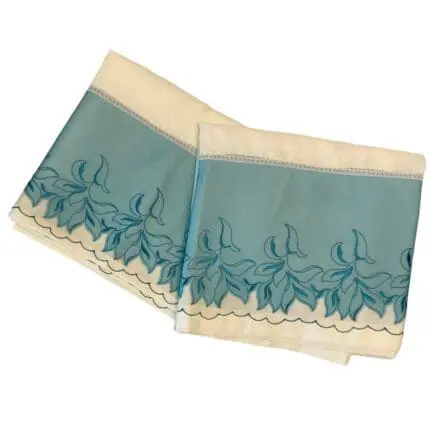 Tenue de prière femme avec dentelle bleue turquoise, de Belle et Voilée