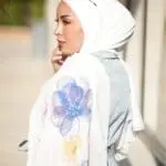 Hijab imprimé en crêpe Belle et Voilée by Nisreen, avec des motifs de fleurs, alliant élégance, finesse et qualité exceptionnelle. Fabrication syrienne. Dimensions : 65 x 180 cm
