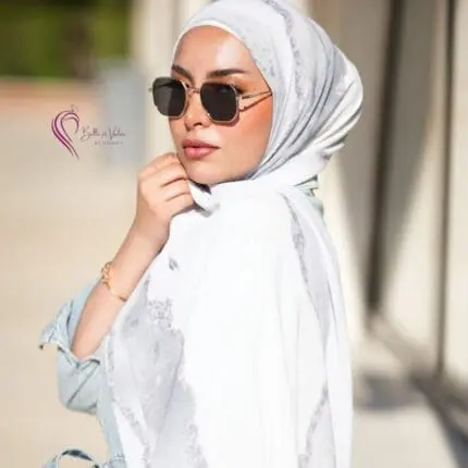 Hijab imprimé en crêpe Belle et Voilée by Nisreen, avec des nuances douces gris et de blanc inspiré du marbre, alliant élégance, finesse et qualité exceptionnelle. Fabrication syrienne. Dimensions : 65 x 180 cm