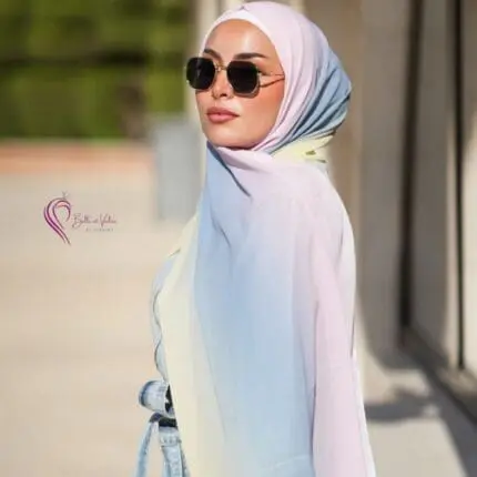 Hijab imprimé en crêpe Belle et Voilée by Nisreen, avec un dégradé inspiré des aurores boréales, léger, fluide et élégant, parfait pour un style raffiné. Fabrication syrienne. Dimensions : 65 x 180 cm