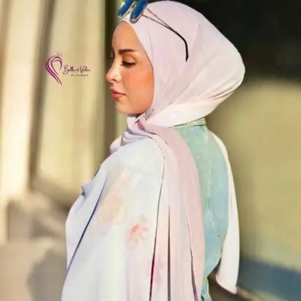 Hijab imprimé en crêpe Belle et Voilée by Nisreen, avec des motifs de roses, alliant élégance, finesse et qualité exceptionnelle. Fabrication syrienne. Dimensions : 65 x 180 cm