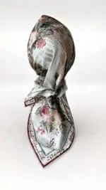 Hijab Carré en satin aux motifs fleuris – Nature Orientale – Image 2