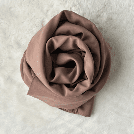 Hijab en soie de Médine marron, par Belle et Voilée : qualité premium, fluide et opaque, offrant une élégance sobre et un tombé raffiné. Fabrication turque. Dimensions : 70 x 190 cm