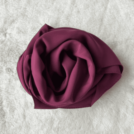 Hijab en soie de Médine framboise, par Belle et Voilée : qualité premium, fluide et opaque, offrant une élégance sobre et un tombé raffiné. Fabrication turque. Dimensions : 70 x 190 cm
