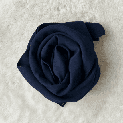 Hijab en soie de Médine bleu marine, par Belle et Voilée : qualité premium, fluide et opaque, offrant une élégance sobre et un tombé raffiné. Fabrication turque. Dimensions : 70 x 190 cm