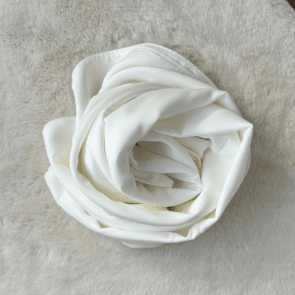 Hijab en soie de Médine blanc cassé, par Belle et Voilée : qualité premium, fluide et opaque, offrant une élégance sobre et un tombé raffiné. Fabrication turque. Dimensions : 70 x 190 cm