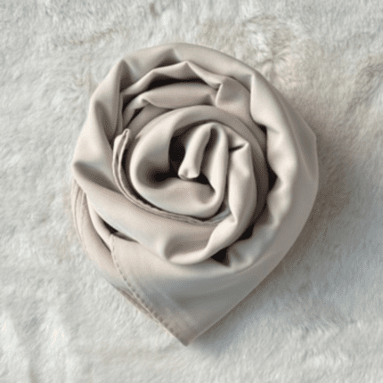 Hijab en soie de Médine beige, par Belle et Voilée : qualité premium, fluide et opaque, offrant une élégance sobre et un tombé raffiné. Fabrication turque. Dimensions : 70 x 190 cm