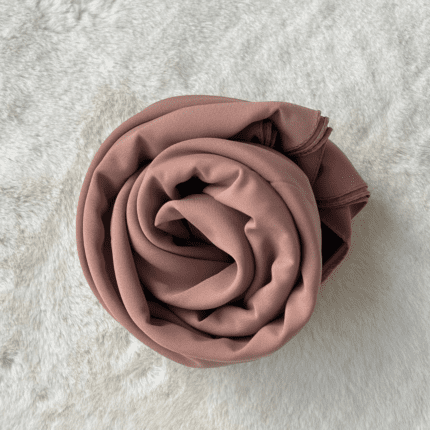 Hijab en soie de Médine marron clair, par Belle et Voilée : qualité premium, fluide et opaque, offrant une élégance sobre et un tombé raffiné. Fabrication turque. Dimensions : 70 x 190 cm