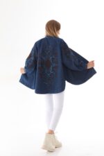 Cardigan long en denim bleu brodé – Reflet d'Océan  – Collection Harmonie – Image 2