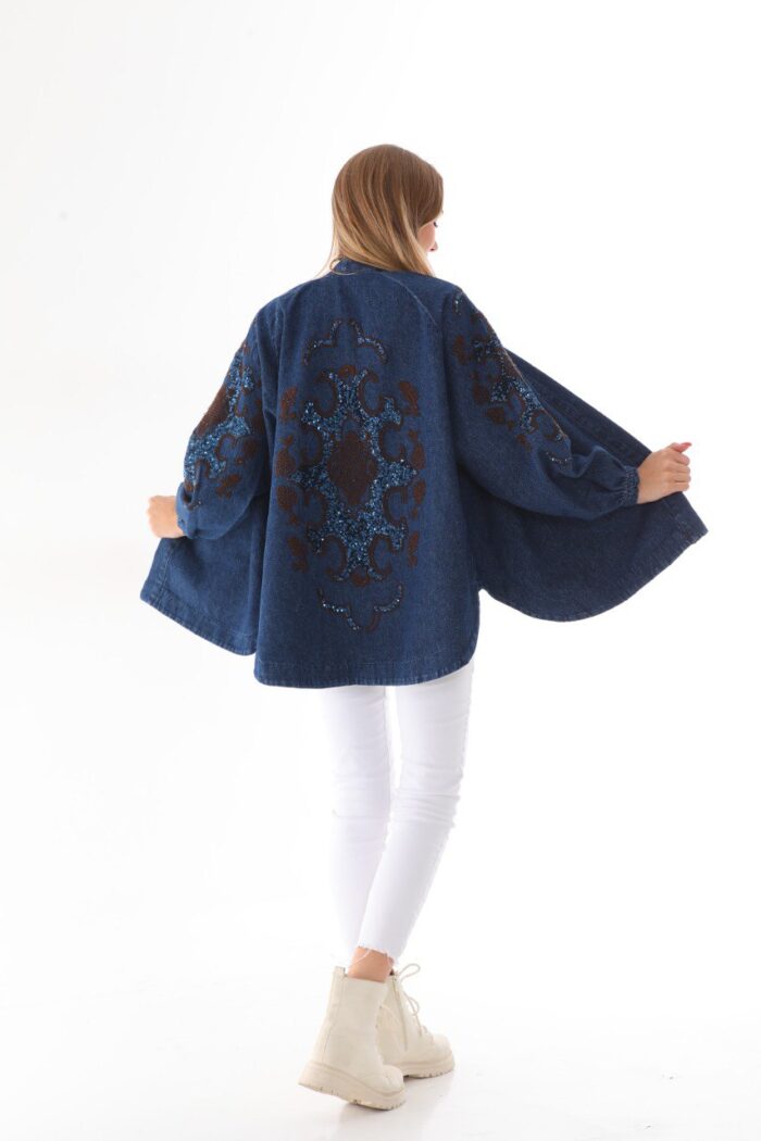 Cardigan long en denim bleu brodé – Reflet d'Océan  – Collection Harmonie – Image 2