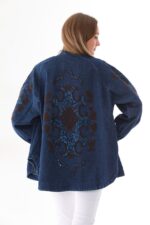 Cardigan long en denim bleu brodé Reflet d'Océan porté