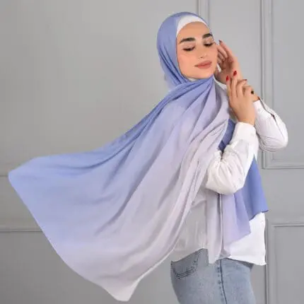Hijab imprimé en crêpe Belle et Voilée by Nisreen, avec un dégradé inspiré des aurores boréales, léger, fluide et élégant, parfait pour un style raffiné. Fabrication syrienne. Dimensions : 65 x 180 cm