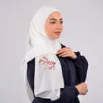 Hijab brodé en crêpe - Rêverie de Fleurs Rouges (collection Fleurs de Printemps) – Image 2