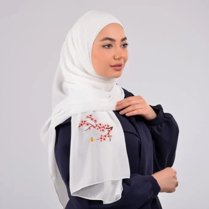 Hijab brodé en crêpe - Rêverie de Fleurs Rouges (collection Fleurs de Printemps) – Image 2
