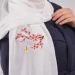 Hijab brodé en crêpe - Rêverie de Fleurs Rouges (collection Fleurs de Printemps) – Image 3