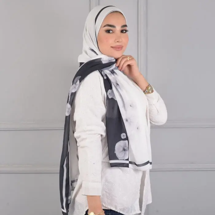 Hijab imprimé en crêpe - Roses en Noir et Blanc (collection Fleurs de Printemps) – Image 2
