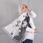 Hijab imprimé en crêpe Belle et Voilée by Nisreen, avec des motifs de roses, alliant élégance, finesse et qualité exceptionnelle. Fabrication syrienne. Dimensions : 65 x 180 cm