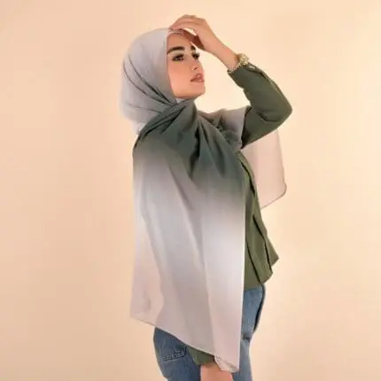 Hijab imprimé en crêpe Belle et Voilée by Nisreen, avec un dégradé inspiré des aurores boréales, léger, fluide et élégant, parfait pour un style raffiné. Fabrication syrienne. Dimensions : 65 x 180 cm