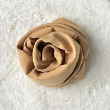 Hijab en soie de Médine cumin, par Belle et Voilée : qualité premium, fluide et opaque, offrant une élégance sobre et un tombé raffiné. Fabrication turque. Dimensions : 70 x 190 cm