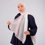 Hijab imprimé en crêpe Belle et Voilée by Nisreen, avec des nuances douces beige et de blanc inspiré du désert, alliant élégance, finesse et qualité exceptionnelle. Fabrication syrienne. Dimensions : 65 x 180 cm